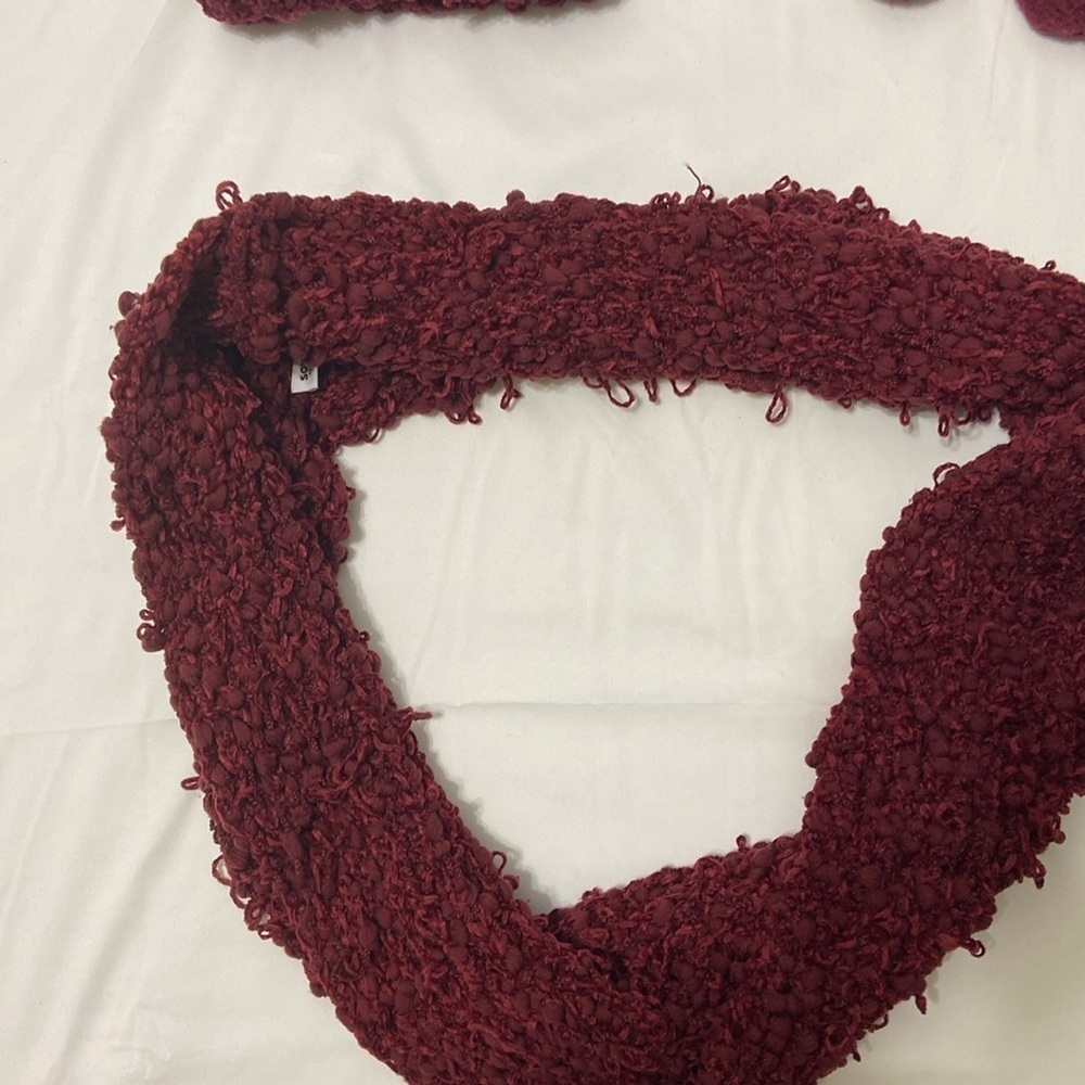 SONOMA MAROON POPCORN INFINITY SCARF AND HAT. AND MITTEN GLOVES. - Picture 4 of 7